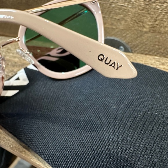 QUAY Australia “Flat Out” Cat Eye Sunglasses – Blush Pink / Rose Gold